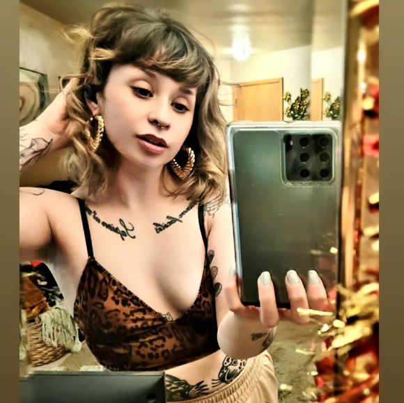 Meet your Posher, Scarlet - Picture 1 of 4